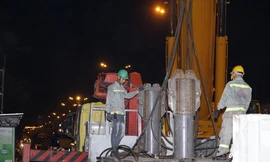 Xuyên đêm lắp dầm cầu bộ hành đầu tiên tuyến metro Bến Thành - Suối Tiên 