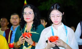 Thả 35.000 hoa đăng cầu quốc thái dân an 