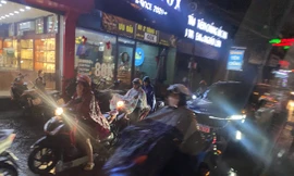 Mưa lớn trái mùa, người dân TPHCM vất vả di chuyển về nhà 