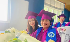 Cụ bà U70 nhận bằng thạc sĩ Luật