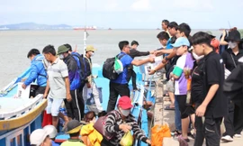 Bậc THCS ở TPHCM không phải đóng học phí, học sinh xã đảo được miễn tiền đi đò