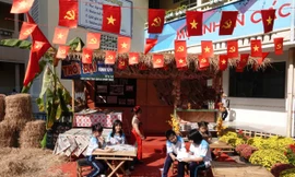 Học sinh TPHCM 'bung xõa' hết cỡ ở hội xuân trước ngày nghỉ Tết 