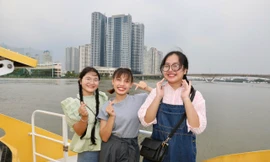 Sinh viên nhận học bổng Nâng bước thủ khoa háo hức trong lần đầu tham quan TPHCM 