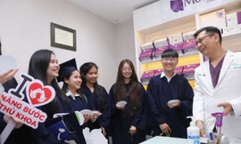 Tác giả 'Nghèo là vốn liếng' nói với 65 sinh viên Nâng bước Thủ khoa: 'Hoàn cảnh không quyết định số phận con người'