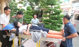 Xem xét đặc cách cho thí sinh gãy sống lưng phải nằm làm bài thi