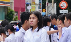 Clip: Thí sinh ôm mẹ khóc nức nở khi vừa bước ra khỏi phòng thi 