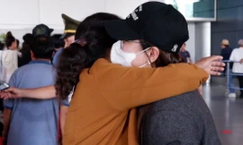 Vỡ òa cảm xúc tại sân bay Tân Sơn Nhất những ngày giáp Tết