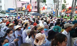 Người dân nối hàng dài chờ chiêm bái xá lợi trái tim Bồ tát Thích Quảng Đức 