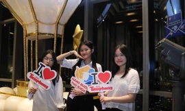 65 sinh viên nhận học bổng Nâng bước Thủ khoa ngắm 'thành phố không ngủ' từ tòa nhà cao nhất Việt Nam