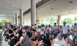 Đông nghịt người tới sân bay Tân Sơn Nhất đón người nhà dịp Tết Dương lịch