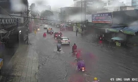 TPHCM mưa trắng trời, nhiều tuyến đường biến thành sông 