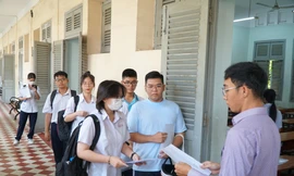 Sự cố thi tốt nghiệp THPT tại TPHCM: Cán bộ coi thi ký nhầm, thí sinh mất oan 10 phút làm bài Ngữ Văn