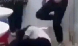 Nữ sinh TPHCM lại bị đánh hội đồng trong nhà vệ sinh