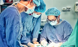 Chỉ ngã nhẹ, người đàn ông ở Thanh Hoá nhiễm trùng máu, hoại tử chân lộ cả xương
