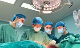 16 lần xạ trị, khối ung thư vú của cô gái trẻ vẫn phát triển nhanh khủng khiếp, hoại tử hở cả xương sườn