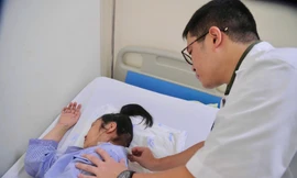 Tê tay, đau cổ tưởng thoái hóa – hóa ra u tủy cổ suýt liệt toàn thân