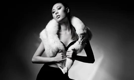 Mai Giang dùng khăn lông che chắn nội y