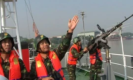 ‘Đánh địch’ bảo vệ, cứu tàu