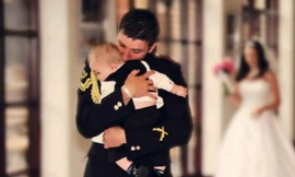 Một lính Anh ôm con trai bé bỏng