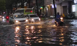 Đường Sài Gòn lại thành sông sau mưa