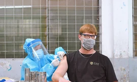 'Dân Tây' đi tiêm vắc xin ở Sài Gòn