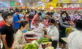 Siêu thị ở Sài Gòn ken cứng người đi sắm Tết