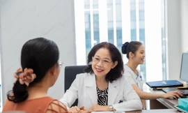 Bác sĩ tư ván cho bệnh nhân khi đến khám ở Trung tâm Bernard TPHCM