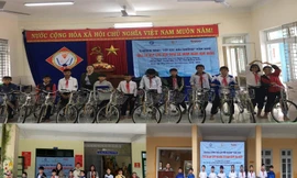 Trao 40 chiếc xe đạp tiếp sức đến trường cho học sinh vùng bão lũ miền Trung