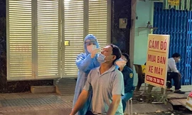 Test nhanh ngẫu nhiên phát hiện 5 người đi đường ở TPHCM mắc COVID-19