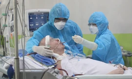 Hành trình níu giữ sự sống diệu kỳ cho bệnh nhân phi công người Anh