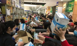 Trong khi người dân chen lấn mua khẩu trang thì bác sĩ bị tố gom cả hàng triệu khẩu trang