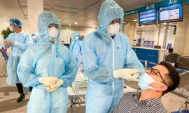 Xét nghiệm COVID-19 tận cửa máy bay