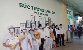 ‘Bức tường danh dự’ vinh danh nhân viên y tế