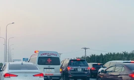 Mùng 4 tết: Dân trở lại Sài Gòn, cao tốc kẹt cứng