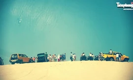 Du khách 'check-in' đồi cát giữa trưa nắng 33 độ C