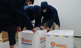 Vắc xin phòng COVID-19 được đóng vào thùng xốp ở nhiệt độ 2 đến 8 độ C trước khi đưa tới điểm tiêm- ảnh L.N