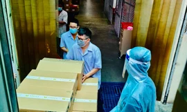 Ảnh: Các đơn vị nhận thuốc kháng virus Molnupiravir tại Công ty Sapharco vào tối 26.9- ảnh N.L