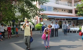 Mẹ con được đoàn tụ sau 14 ngày cách ly vì nhiễm virus corona