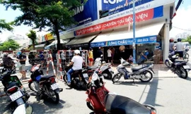 Xếp hàng dài mua thuốc phòng COVID-19 rồi ra về 'tay không'