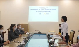 Hà Nội được tặng 10 nghìn bộ xét nghiệm SARS-CoV2