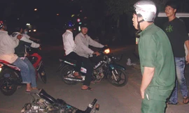 Một dân phòng bị bắt quả tang tham gia “bão” đêm	Ảnh: T.H.V