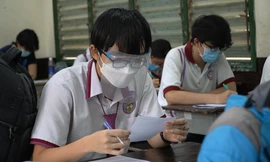 Môn thi đầu tiên kỳ thi Tốt nghiệp THPT 2021: Cổng trường không bóng người!