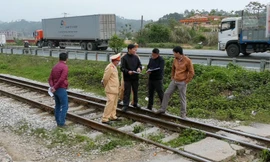 Các ngành chức năng ở Lạng Sơn thường xuyên kiểm tra, đôn đốc nhưng những vi phạm ATGT trên tuyến đường sắt vẫn chưa xử lý dứt điểm -Ảnh: Duy Chiến 