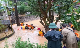 Giải cứu người dân trong biển nước nguy hiểm. 