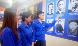 Tìm hiểu, học tập thân thế sự nghiệp Hoàng Văn Thụ (ảnh: Duy Chiến)