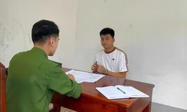 Đối tượng Hoàng Đức Tiến tại cơ quan công an. 