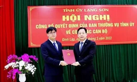 Lãnh đạo Tỉnh ủy Lạng Sơn trao Quyết định cho ông Nguyễn Văn Hà đảm nhiệm chức vụ Phó Bí thư Huyện ủy huyện Đình Lập -Ảnh: Duy Chiến 