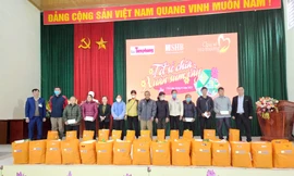 30 hộ dân nghèo ở thị trấn Đồng Mỏ nhận quà tết của chương trình -Ảnh: Duy Chiến 