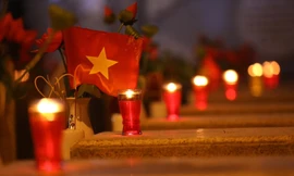 Những ngọn nến lung linh nơi biên ải xứ Lạng. Ảnh: Duy Chiến 