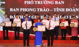 Nhiều tập thể, cá nhân được tôn vinh. Ảnh: Duy Chiến 